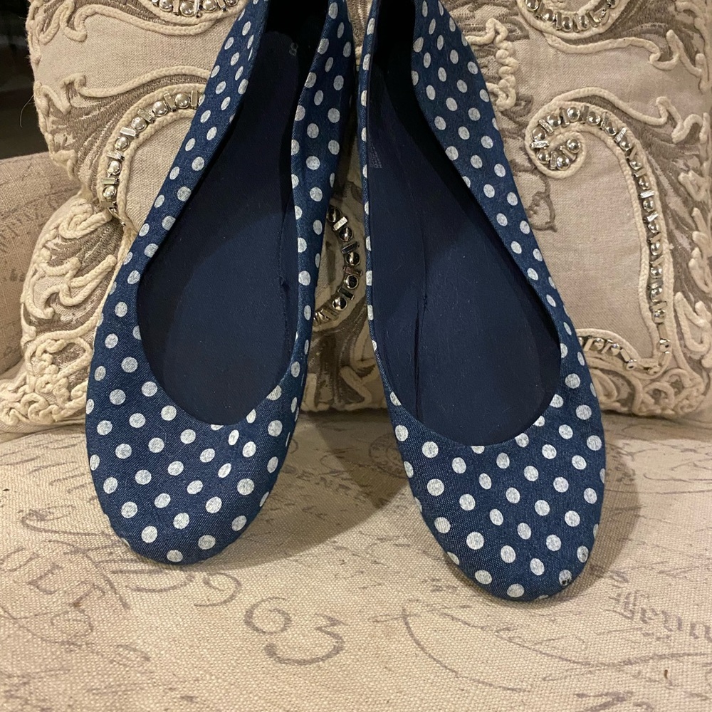 Navy blue/white polka dot flat shoes. size 8. Worn once. Perfect condition!